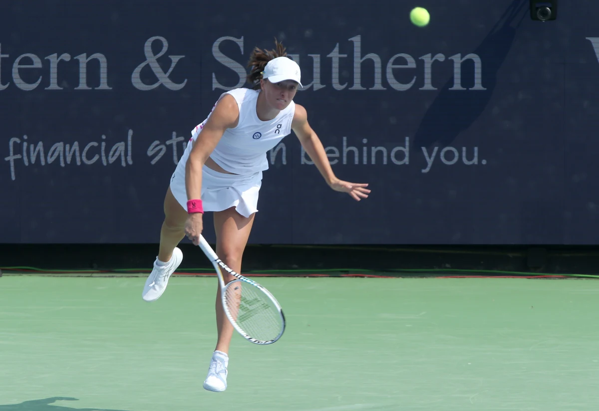 Iga Świątek utrzymała prowadzenie w rankingu WTA, któremu przewodzi od 4 kwietnia ubiegłego roku. Już za tydzień Polka rozpocznie walkę w obronie tytułu na wielkoszlemowym US Open.