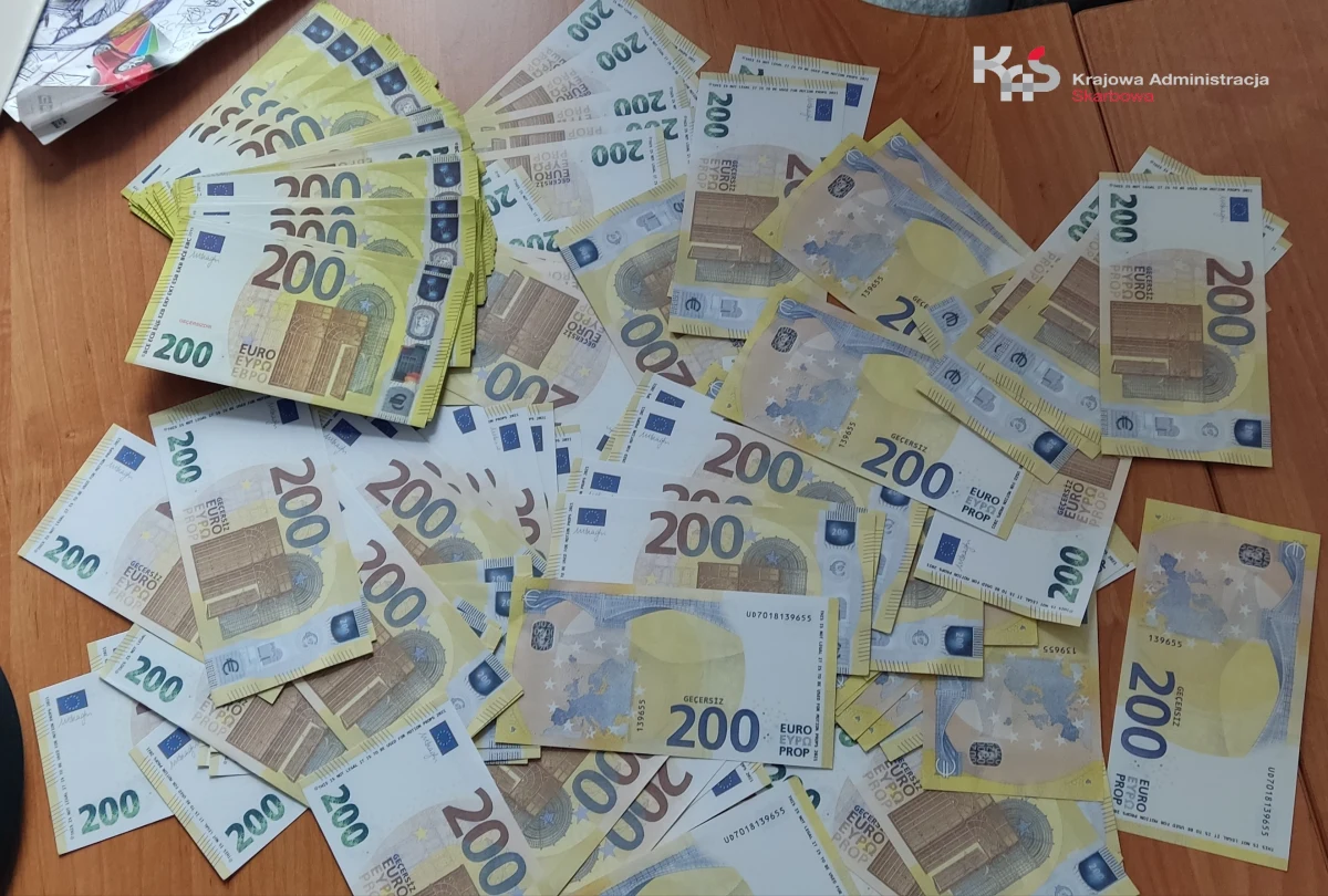 Na pomysł jak przesłać fałszywe pieniądze wpadł turecki nadawca przesyłki kurierskiej. W prześwietlonej przez szczecińskich celników paczce znajdowały się dwa pliki podrobionych banknotów o nominałach 200 euro. Łącznie do odbiorcy w Zachodniopomorskiem miało trafić ponad 40 tysięcy fałszywych euro.