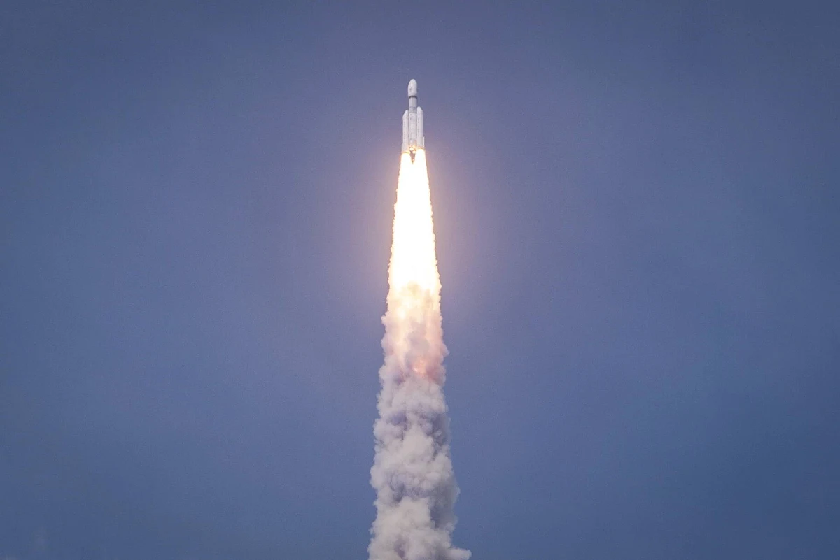 Dzień po potwierdzeniu, że najnowszy rosyjski lądownik księżycowy Łuna-25 rozbił się na powierzchni Srebrnego Globu, Indyjska Agencja Badań Kosmicznych (ISRO) opublikowała zdjęcia powierzchni Księżyca wykonane przez swoją sondę Chandrayaan-3, która przygotowuje się do planowanego na środę lądowania. 