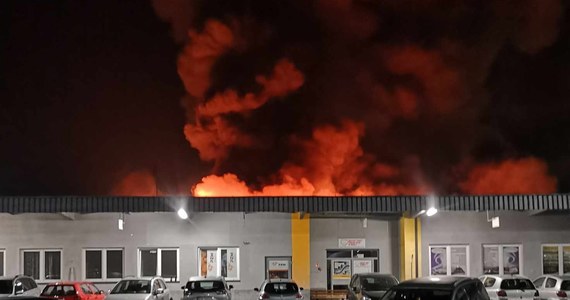 Pożar, który wybuchł w niedzielę późnym wieczorem w Firmie Oponiarskiej Dębica, spowodował milionowe straty. Ogień strawił część hali produkcyjnej i wyposażenia. Trwa ustalanie przyczyn pożaru.