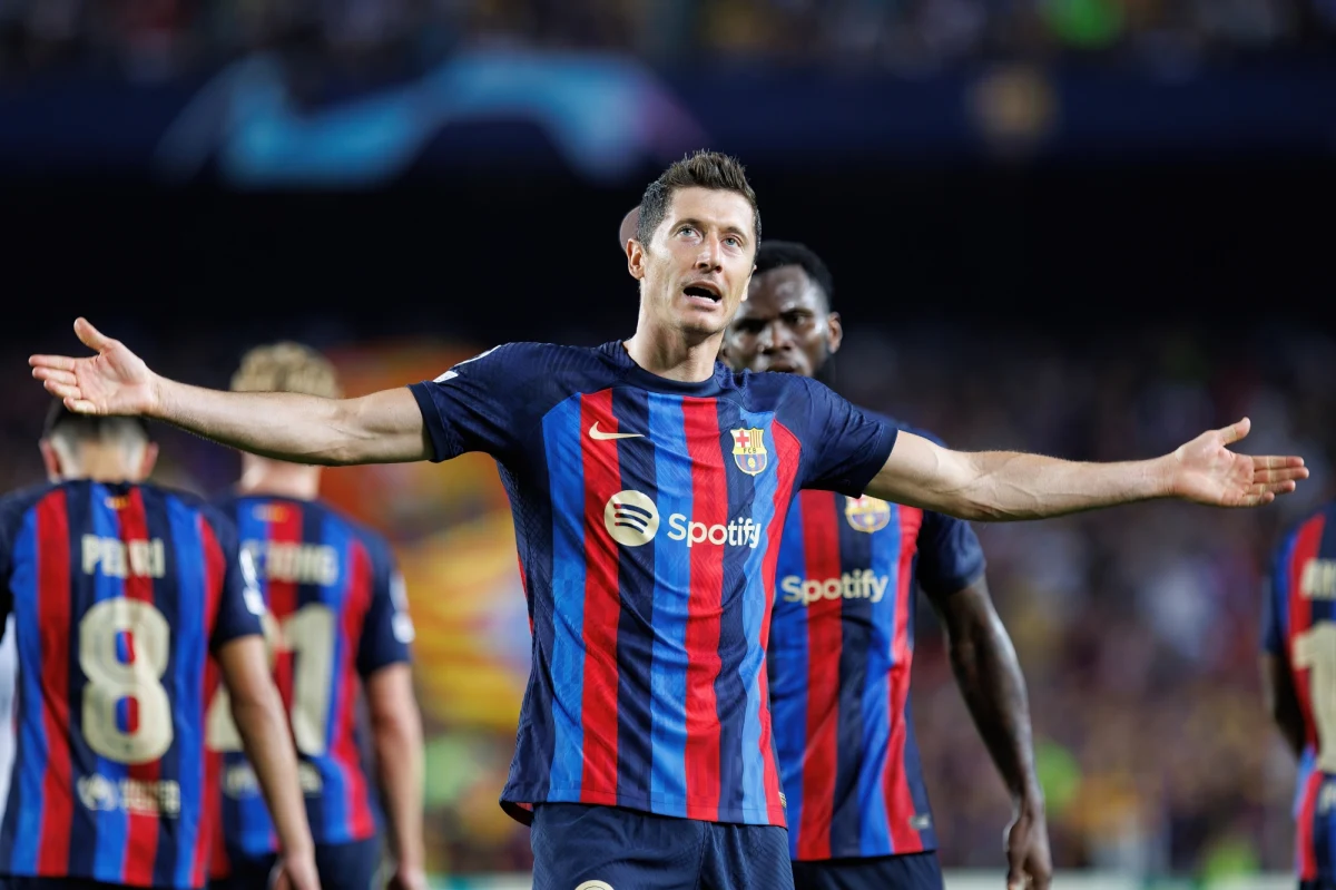 Kapitan reprezentacji Polski Robert Lewandowski kończy w poniedziałek 35 lat. Lionel Messi właśnie w takim wieku zdobył mistrzostwo świata, Karim Benzema - "Złotą Piłkę", a Cristiano Ronaldo zaczynał sezon, w którym został królem strzelców ligi włoskiej.