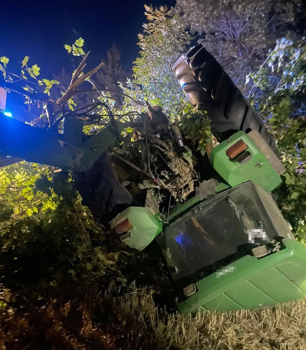 O dużym szczęściu może mówić 37-latek, który w Dobużku na Lubelszczyźnie, mając ponad 3 promile alkoholu w organizmie doprowadził do wywrócenia ciągnika rolniczego. Do pojazdu podpięta była prasa do słomy. Mężczyzna nie ucierpiał w wypadku.

