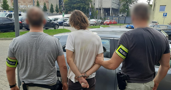 Do 5 lat więzienia grozi dwójce młodych ludzi, którzy w Łodzi zaatakowali w tramwaju policjantkę po służbie. Notowani w przeszłości 28-latek i 25-latka usłyszeli zarzuty m.in. znieważenia, naruszenia nietykalności funkcjonariusza oraz gróźb karalnych.      


