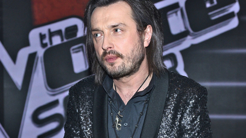 Piotr Cugowski nie będzie trenerem nowej edycji „The Voice Senior”. Co na to widzowie? Nie wszyscy decyzją o pozbyciu się wokalisty z programu przyjęli dobrze.  