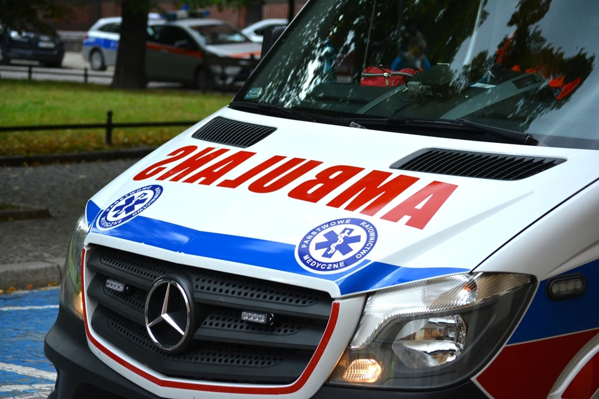 Trzy osoby zostały poszkodowane w wyniku zderzenia busa przewożącego turystów i przyczepę z kajakami z autobusem również wiozącym turystów. Według ustaleń policji bus uderzył w tył autokaru, który zatrzymał się na skrzyżowaniu przygotowując się do skrętu.