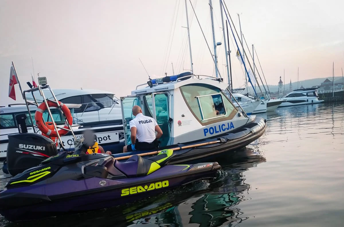 Nietrzeźwy stertnik kierował skuter wodny po Zatoce Gdańskiej. Pływał blisko plażowiczów w Sopocie, wzdłuż linii brzegowej. Próbował uciekać przed policją.