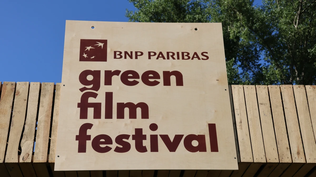 W ostatni weekend w Krakowie zakończył się BNP Paribas Green Film Festival. To już szósta edycja wydarzenia, które łączy kino oraz edukację ekologiczną. Gościem Tomasza Terlikowskiego w internetowym Radiu RMF24 była reżyserka filmu „Do Ostatniej Kropli”, który na festiwalu zdobył nagrodę GRAND PRIX. „Pamiętam, kiedy aktywista zaprowadził mnie w głąb dżungli, nad rzekę i założył białe, lateksowe rękawiczki. Przesunął po powierzchni rzeki i na tej białej rękawiczce została gruba, tłusta warstwa ropy” – mówi reżyserka i producentka filmów - Ewa Ewart.