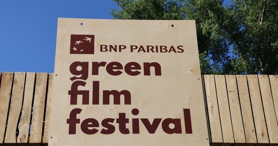 W ostatni weekend w Krakowie zakończył się BNP Paribas Green Film Festival. To już szósta edycja wydarzenia, które łączy kino oraz edukację ekologiczną. Gościem Tomasza Terlikowskiego w internetowym Radiu RMF24 była reżyserka filmu „Do Ostatniej Kropli”, który na festiwalu zdobył nagrodę GRAND PRIX. „Pamiętam, kiedy aktywista zaprowadził mnie w głąb dżungli, nad rzekę i założył białe, lateksowe rękawiczki. Przesunął po powierzchni rzeki i na tej białej rękawiczce została gruba, tłusta warstwa ropy” – mówi reżyserka i producentka filmów - Ewa Ewart.