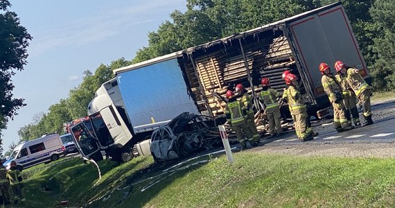 Nie żyje mężczyzna ranny w zderzeniu ciężarówki z samochodem osobowym w miejscowości Podgóra na Mazowszu. Droga przez kilka godzin była zablokowana.
