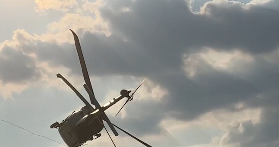 Członkiem trzyosobowej załogi policyjnego śmigłowca Black Hawk podczas wczorajszego incydentu lotniczego na pikniku w Sarnowej Górze był pilot, który 14 lat temu spowodował śmiertelny wypadek wojskowego śmigłowca koło Bydgoszczy - ustalili dziennikarze RMF FM.