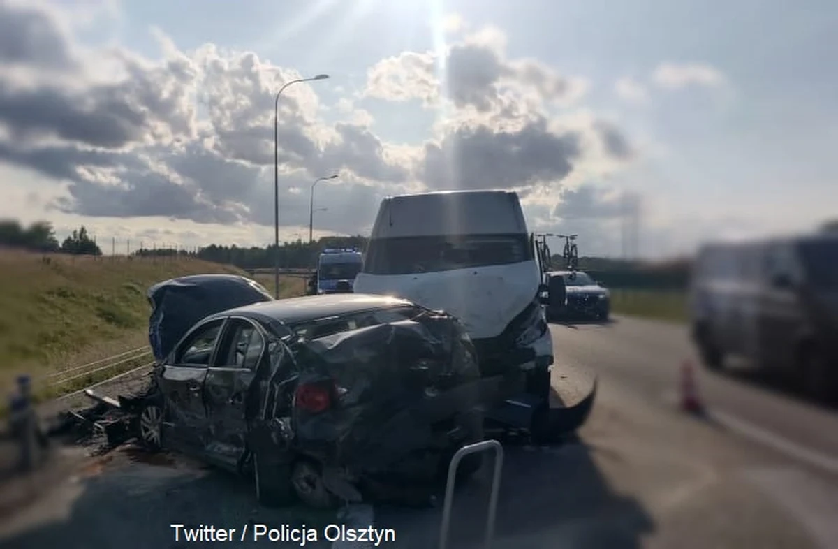 Cztery osoby, w tym dwoje dzieci, zostały zabrane do szpitala po karambolu w okolicach miejscowości Wójtowo na drodze krajowej nr 16 pomiędzy Olsztynem a Barczewem (woj. warmińsko-mazurskie). Zderzyło się tam pięć pojazdów.