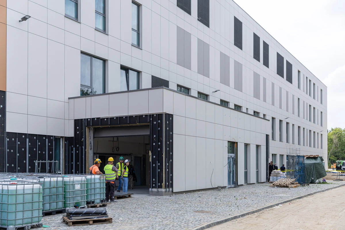 Rząd zwiększył dofinansowanie budowy Centralnego Zintegrowanego Szpitala Klinicznego w Poznaniu o kolejne 210 mln zł – poinformowała pełnomocnik rządu ds. polsko-ukraińskiej współpracy rozwojowej Jadwiga Emilewicz. Budowę CZSK zainaugurowano w Poznaniu w lipcu 2021 roku.