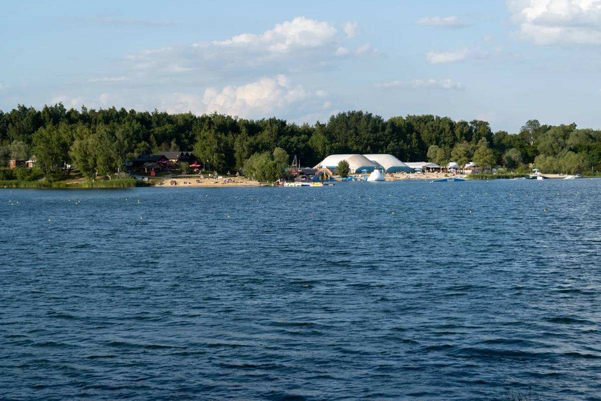 Sanepid stwierdził, że woda w kąpielisku w podkrakowskim Kryspinowie, nie jest już skażona, co oznacza, że zalew może być użytkowany. Kąpielisko zostało zamknięte 14 sierpnia z powodu wykrycia bakterii Escherichia coli i enterokoków.