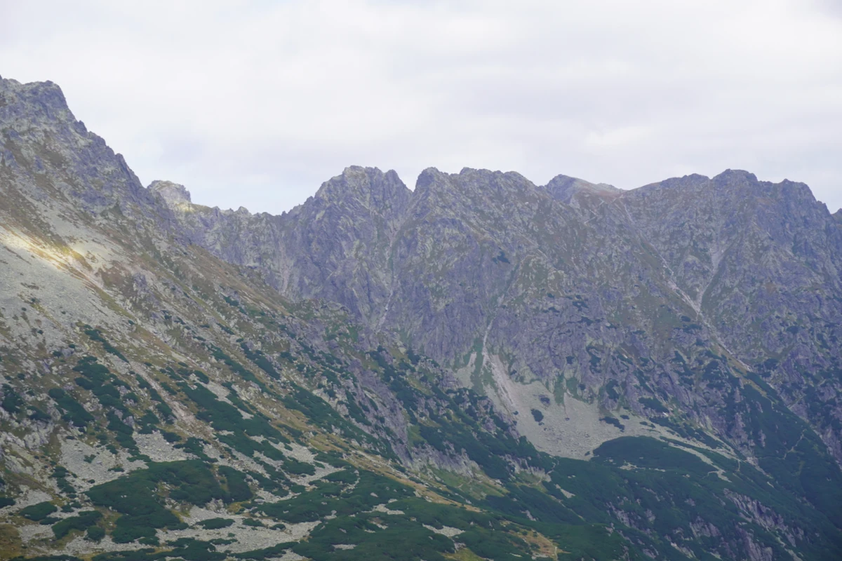Prawdopodobnie w czwartek, o ile pogoda na to pozwoli, rozpocznie się kolejny remont szlaku na Orlej Perci w Tatrach - przekazała Marta Mazik z Tatrzańskiego Parku Narodowego (TPN). Tym razem będą wymieniane sztuczne ułatwienia dla turystów w rejonie Granatów.