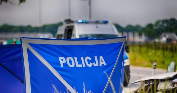 Policjanci ustalają dokładne okoliczności śmierci 71-letniej kobiety, która w miniony weekend zginęła pod kołami swojego samochodu w podczęstochowskich Rędzinach. Została potrącona, gdy stojąc przy aucie, przekręciła kluczyk w stacyjce. Wtedy pozostawiony na wstecznym biegu samochód ruszył.