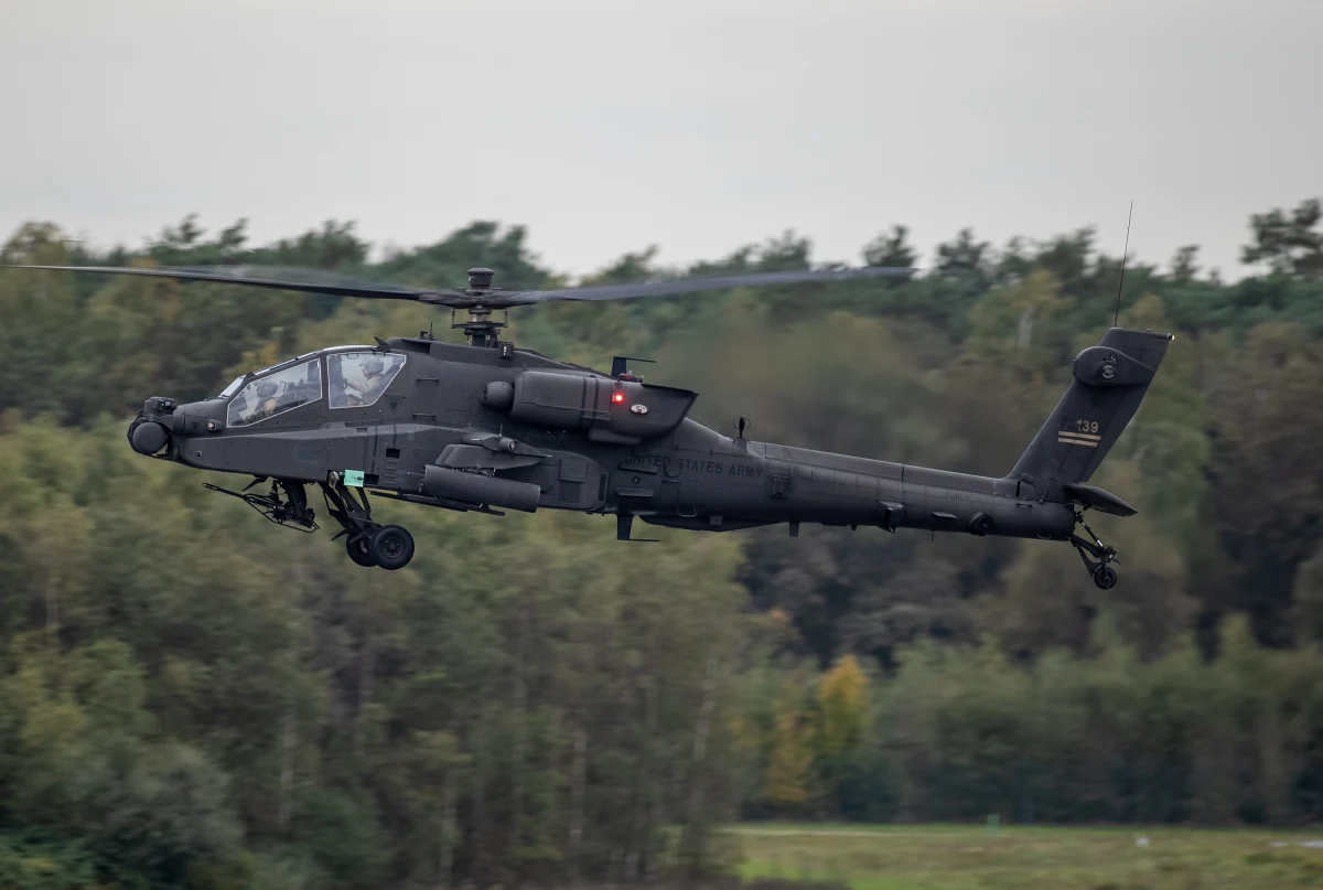 Departament Stanu USA zatwierdził sprzedaż Polsce 96 śmigłowców uderzeniowych AH-64E Apache - poinformował minister obrony narodowej Mariusz Błaszczak. Dodał, że do czasu zakończenia procedur i dostarczenia do Polski zakupionych maszyn armia USA udostępni Polsce śmigłowce Apache z własnych zasobów.