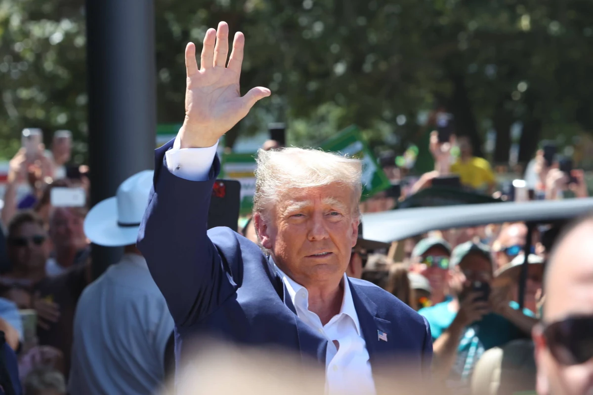 Były prezydent Donald Trump zapowiedział, że w czwartek odda się w ręce władz stanu Georgia i zostanie zatrzymany w związku z postawionymi mu zarzutami w sprawie jego prób odwrócenia wyniku przegranych przez niego wyborów. Jak stwierdził, zarzuty przeciwko niemu są ingerencją w przyszłoroczne wybory i "polowaniem na czarownice".