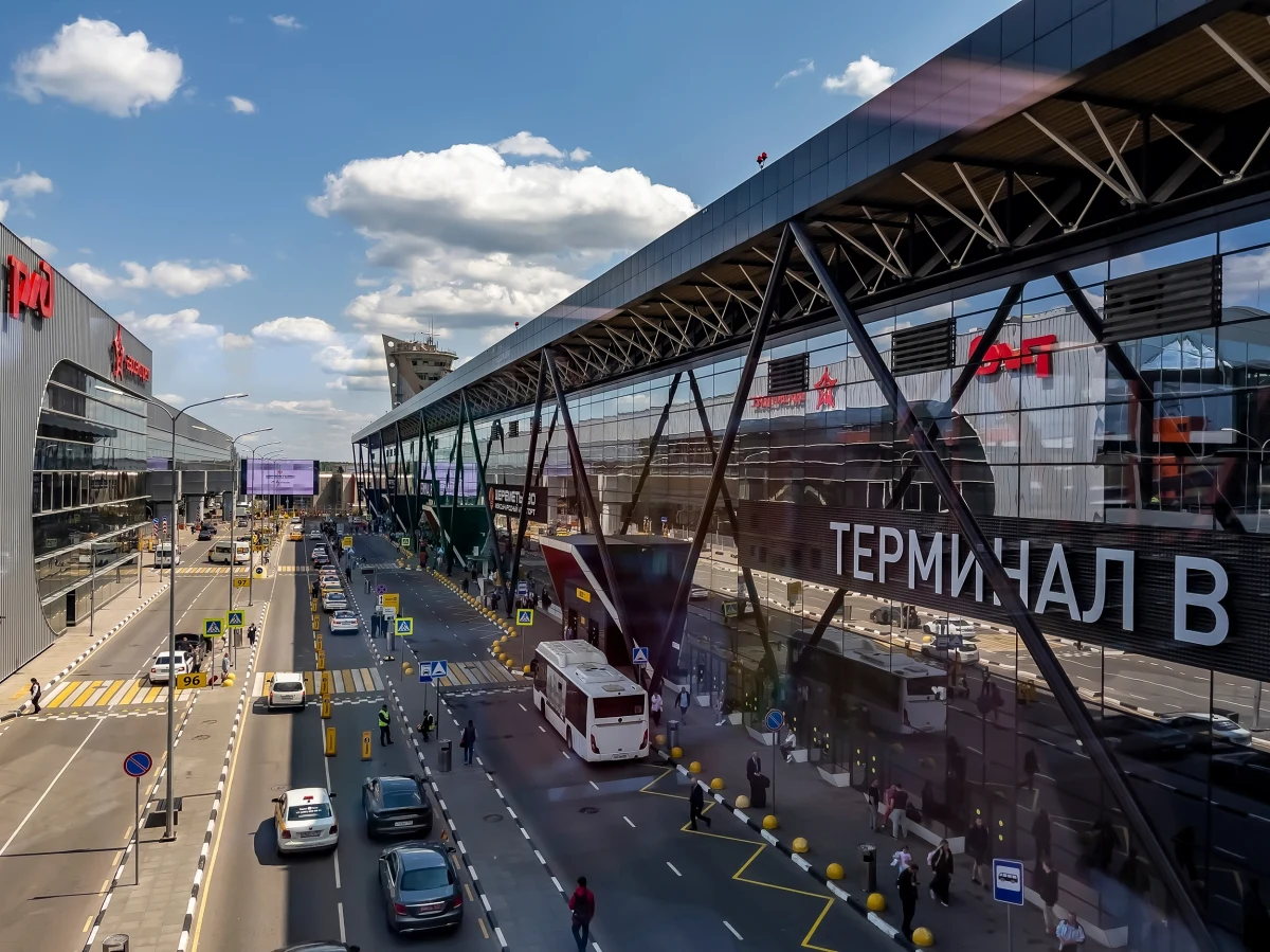 ​Trzy największe moskiewskie lotniska zawiesiły dzisiaj przyloty i odloty - informuje Reuters na podstawie rosyjskich źródeł oficjalnych.