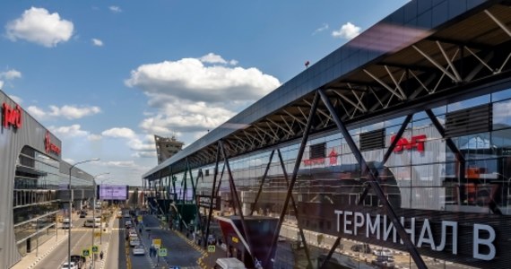 ​Trzy największe moskiewskie lotniska zawiesiły dzisiaj przyloty i odloty - informuje Reuters na podstawie rosyjskich źródeł oficjalnych.