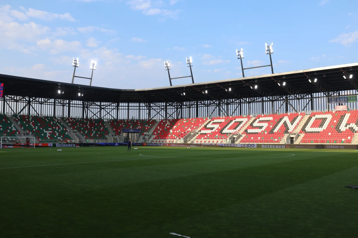 Raków Częstochowa rozpoczyna dziś ostatni etap walki o awans do fazy grupowej piłkarskiej Ligi Mistrzów. Rywalem będzie FC Kopenhaga, której bramkarzem jest Kamil Grabara. Pierwszy mecz w roli gospodarza mistrz Polski rozegra w Sosnowcu. 
