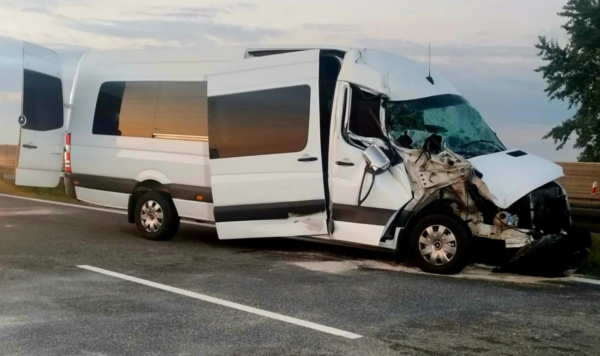 Do wypadku doszło we wtorek w nocy na opolskim odcinku autostrady A4. Bus zderzył się z ciężarówką. Czworo dzieci, które podróżowały busem, trafiło do szpitala.