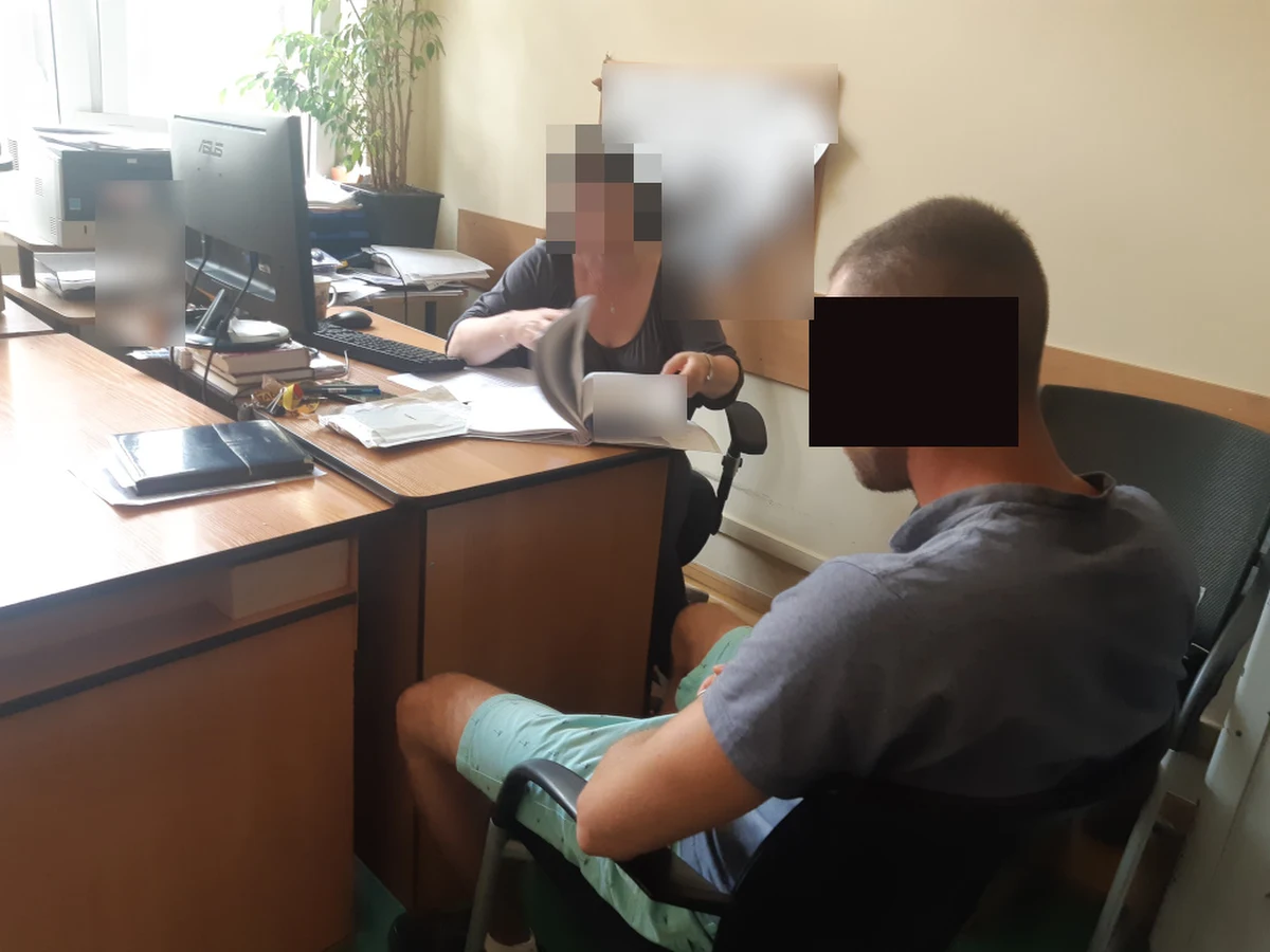 Policjanci z warszawskiej Woli zatrzymali 24-latka, który podczas kłótni o byłą partnerkę zaatakował mężczyznę maczetą raniąc go w kolano. Podczas zatrzymania w jego mieszkaniu funkcjonariusze znaleźli kilka dokumentów należących do innych osób.