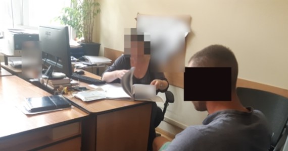 Policjanci z warszawskiej Woli zatrzymali 24-latka, który podczas kłótni o byłą partnerkę zaatakował mężczyznę maczetą raniąc go w kolano. Podczas zatrzymania w jego mieszkaniu funkcjonariusze znaleźli kilka dokumentów należących do innych osób.