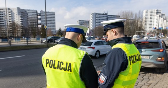 Rząd przekłada wejście w życie przepisów pozwalających odbierać samochody pijanym kierowcom. Pierwotnie miał to być grudzień tego roku. Teraz pojawił się termin 14 marca przyszłego roku. Ustawa w tej sprawie opuściła Sejm i czeka na podpis prezydenta. 