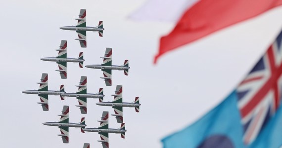 Tegoroczny AIR SHOW Radom 2023 pod hasłem „Niezwyciężeni w przestworzach” odbędzie się w weekend 26 i 27 sierpnia. Na radomskim niebie znów będzie można podziwiać samoloty z 13 krajów, w tym po raz pierwszy FA-50 z biało-czerwoną szachownicą.
