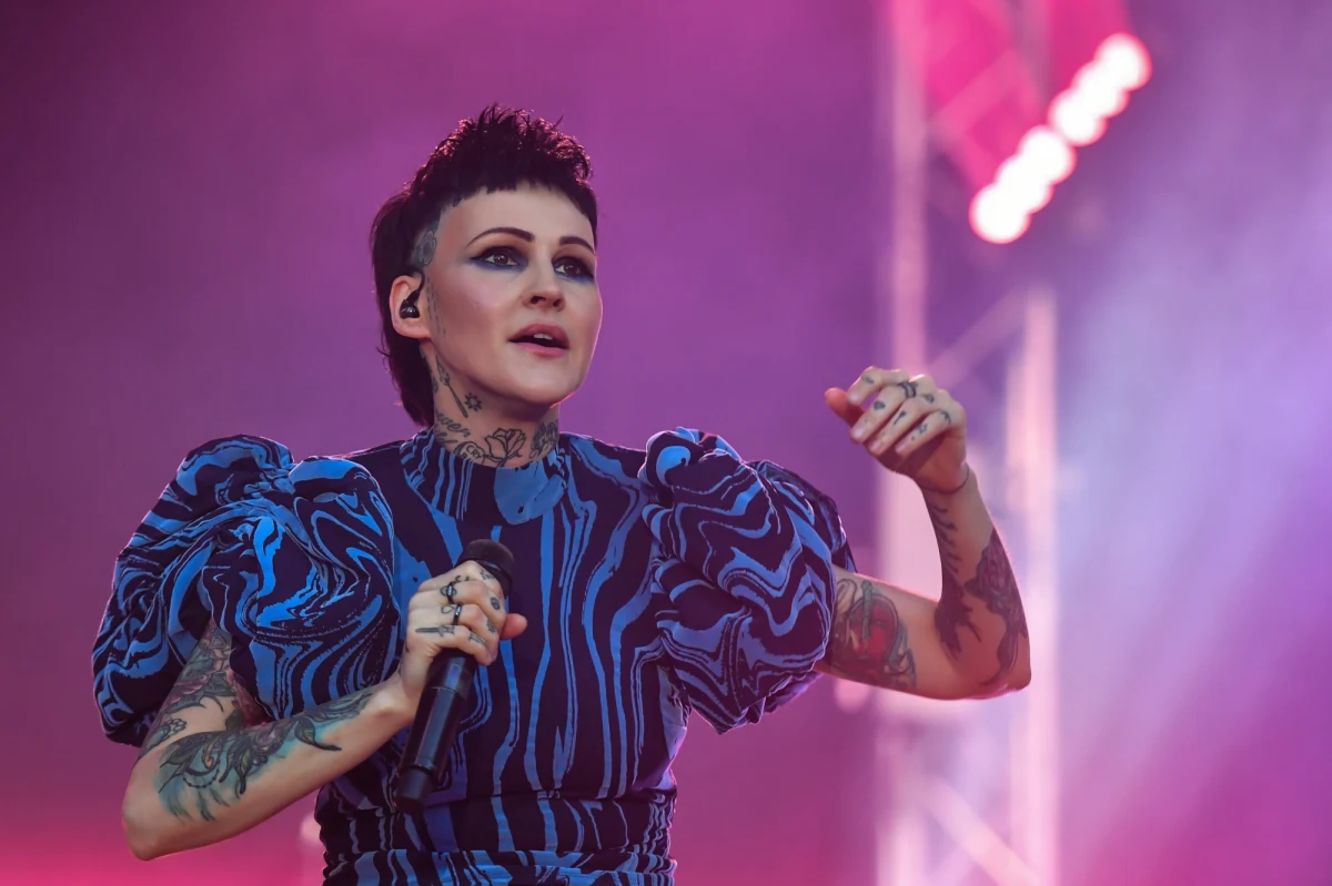 Agnieszka Chylińska jest jedną z najbardziej charakterystycznych i charyzmatycznych artystek na polskiej scenie muzycznej. Od lat nieustannie eksperymentuje ze swoim artystycznym wizerunkiem, udowadniając swoją muzyczną wszechstronność. Z okazji 30-lecia na scenie artystka ogłosiła  ogólnopolską trasę koncertową "Kiedyś do Ciebie wrócę". 