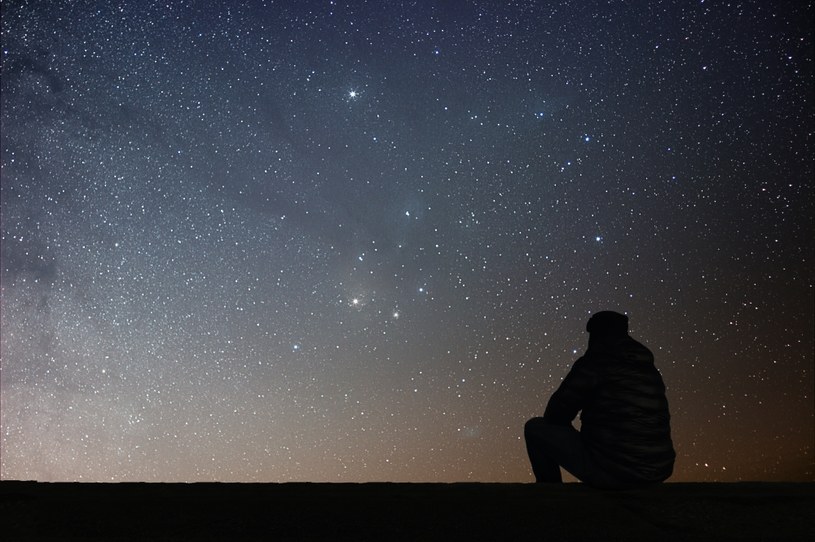 Co widzicie, kiedy patrzycie na nocne niebo? Naukowcy ostrzegają, że już niedługo jedyną "poprawną" odpowiedzią będzie "zupełnie nic", a wszystko przez zanieczyszczenie światłem.