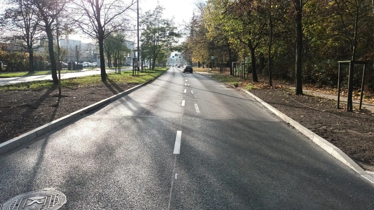 Trwa remont nawierzchni dwóch pasów Alei Niepodległości w Sopocie. To odcinek jezdni w kierunku Gdańska od granicy z Gdynią do przejścia dla pieszych przy siedzibie ZDiZ Sopot.