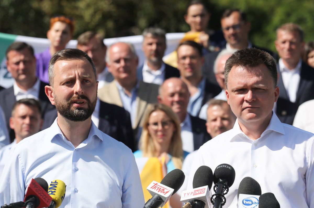 Trzecia Droga odkryła karty. Koalicja Polskiego Stronnictwa Ludowego i Polski2050 Szymona Hołowni ogłosiła nazwiska swoich czołowych kandydatów do Sejmu we wszystkich okręgach w kraju. "To nowe rozdanie" - powiedział Hołownia. "Jak nie my, to kto?" - stwierdził Władysław Kosiniak-Kamysz.