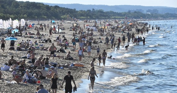 Woda we wszystkich kąpieliskach nad morzem i nad jeziorami w województwie pomorskim nadaje się do kąpieli - sanepid we wtorek nie stwierdził zakwitu sinic.