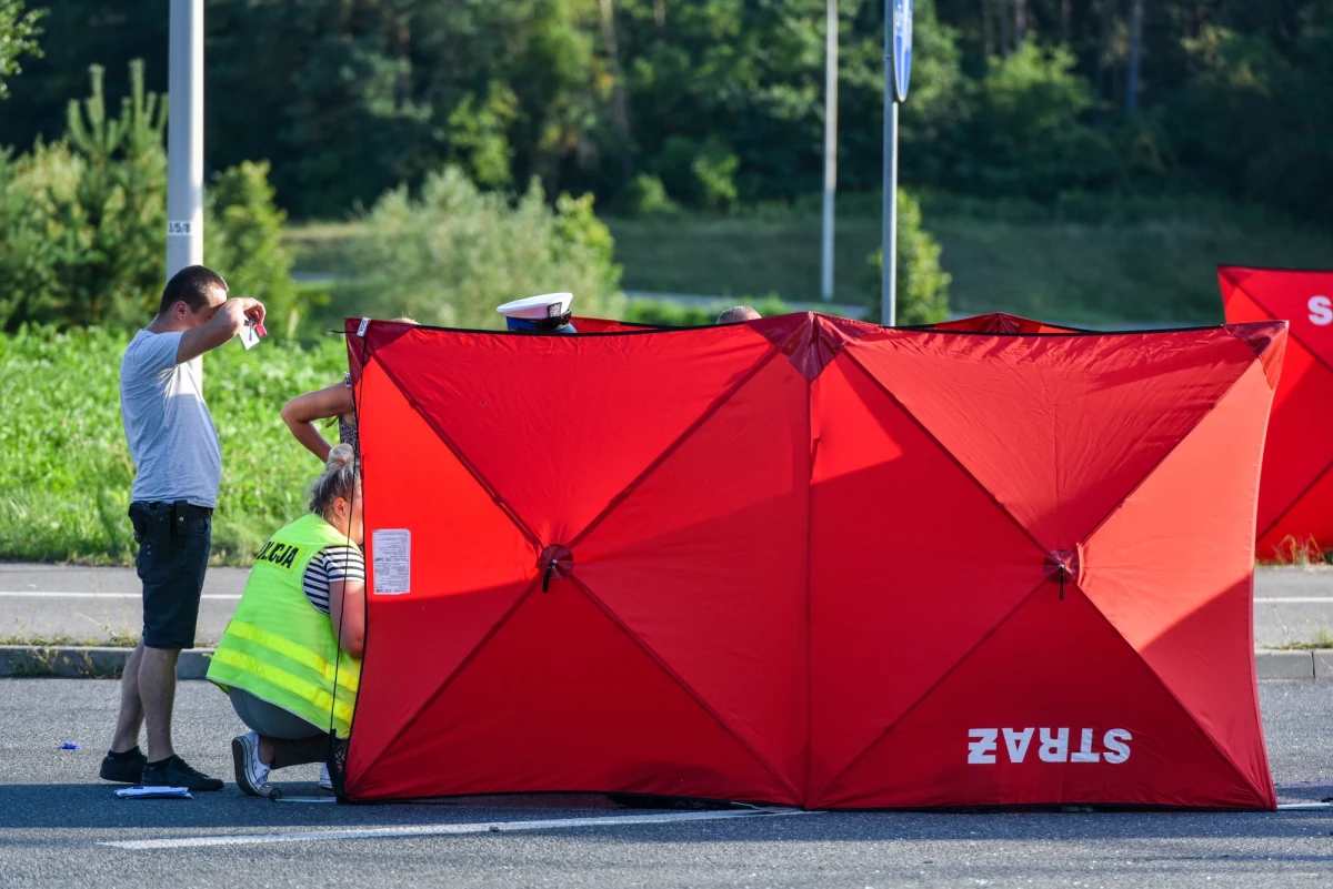 Prokuratura potwierdziła, że doszło do zamiany ciał dwóch z trzech ofiar wypadku drogowego, do którego doszło 14 sierpnia w Chodlu (Lubelskie). Rodzina zorientowała się o pomyłce tuż przed poniedziałkowym pogrzebem.