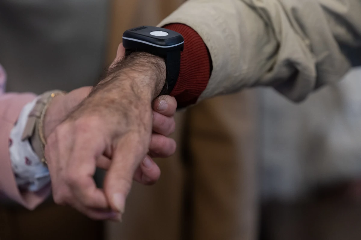 158 opasek bezpieczeństwa trafi do kolejnych seniorów z Rzeszowa. Miejski Ośrodek Pomocy Społecznej czeka na zgłoszenia od osób, które chciałyby otrzymać takie urządzenie. Liczy się kolejność złożenia wniosków.


