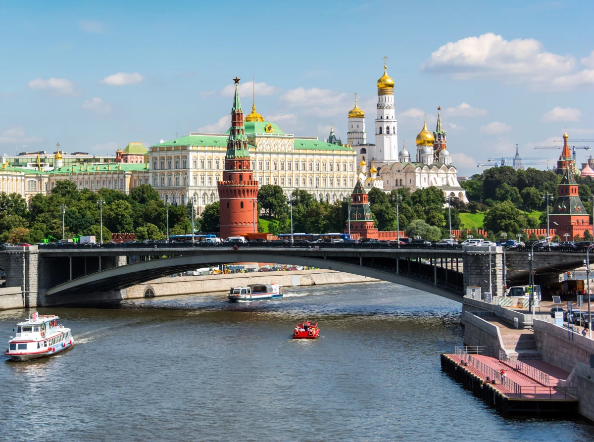 Odnaleziono ciała ośmiu osób, przewodnika i siedmiu uczestników wycieczki kanałami pod Moskwą, którzy utonęli, kiedy w niedzielę ulewa błyskawicznie podniosła poziom wody w kanale, odcinając grupie drogę ucieczki. Zwłoki czterech osób wyłowiono z rzeki w centrum miasta.