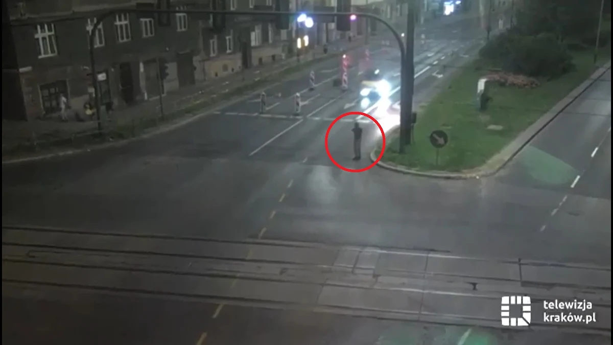 Policja ustaliła tożsamość mężczyzny, który wszedł na jezdnię chwilę przed tragicznym wypadkiem przy moście Dębnickim w Krakowie w połowie lipca. W wyniku zdarzenia zginęło czterech młodych mężczyzn.