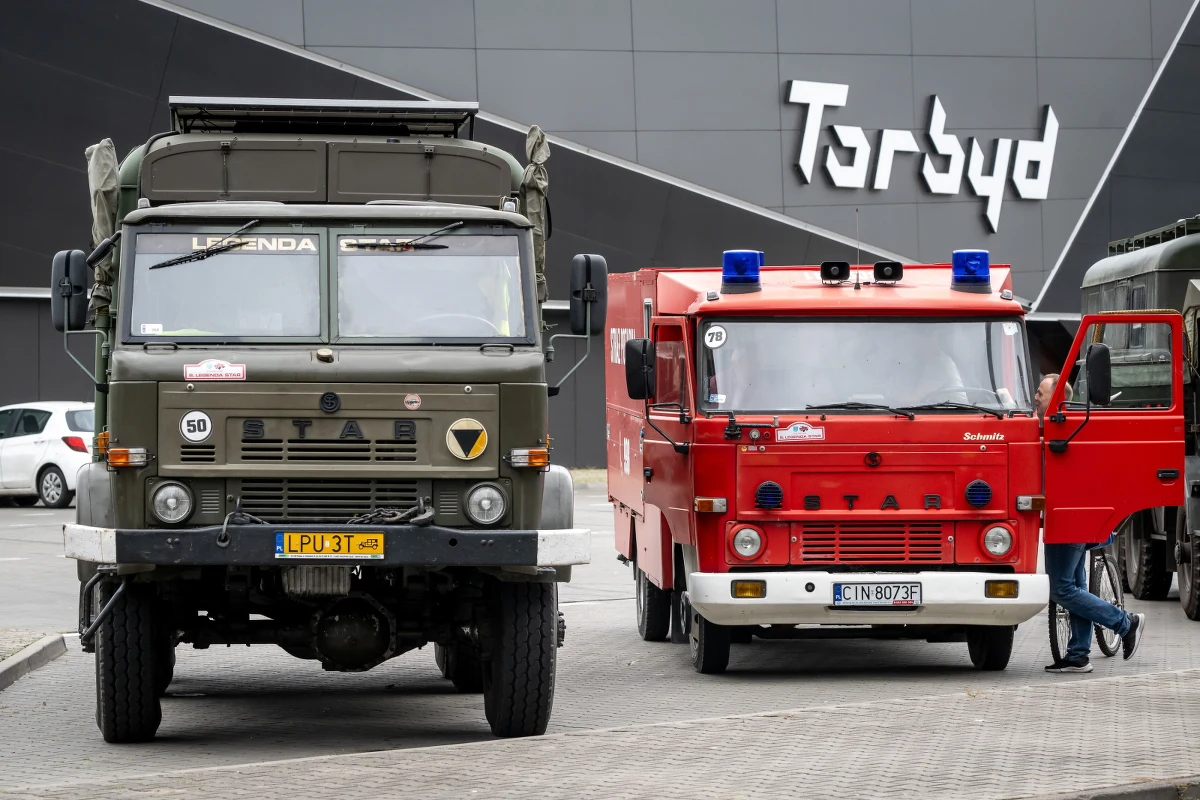 W Bydgoszczy odbył się pokaz zabytkowych pojazdów ciężarowych Star. Specjalny konwój z pojazdami przejedzie w najbliższych dniach przez Włocławek, Warszawę i Radom w kierunku Starachowic.