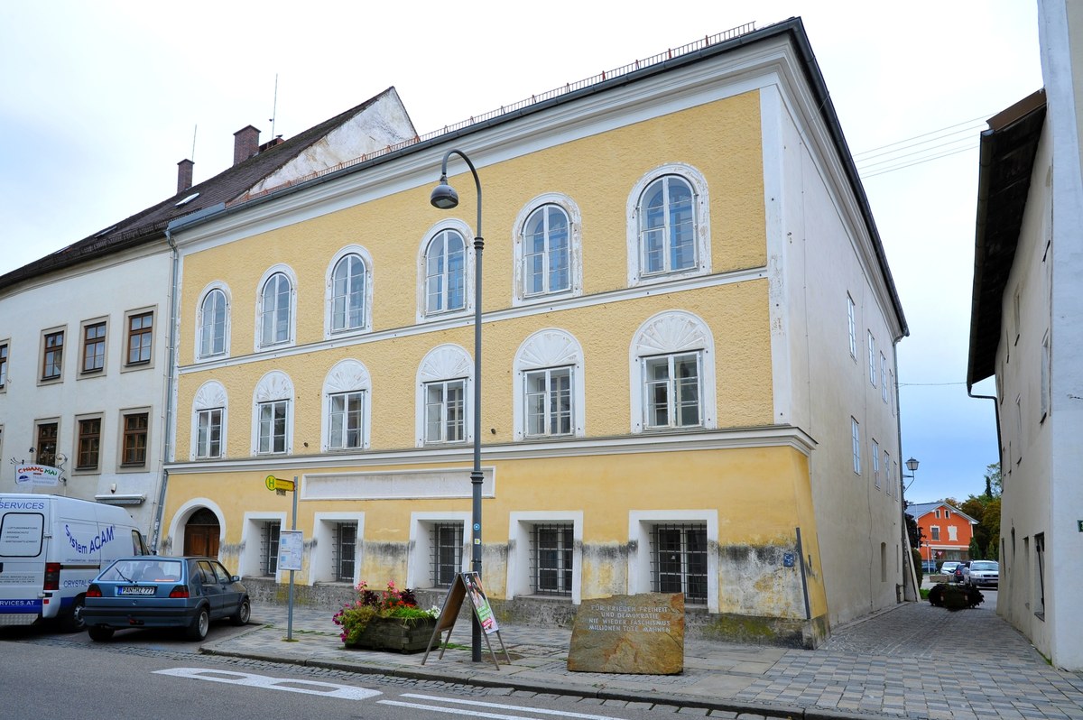 Wykupiony przez rząd dom w austriackim Braunau, w którym urodził się Adolf Hitler, ma stać się zarówno posterunkiem policji, jak i miejscem, w którym odbywać się będą szkolenia policjantów w zakresie praw człowieka. Austriacki reżyser Guenter Schwaiger ostrzegł, że plany mogą okazać się zbieżne z oczekiwaniami wodza Trzeciej Rzeszy, i wezwał władze w Wiedniu, aby przemyślały ponownie, na co przeznaczyć budynek - poinformował we wtorek portal dziennika "The Guardian".
