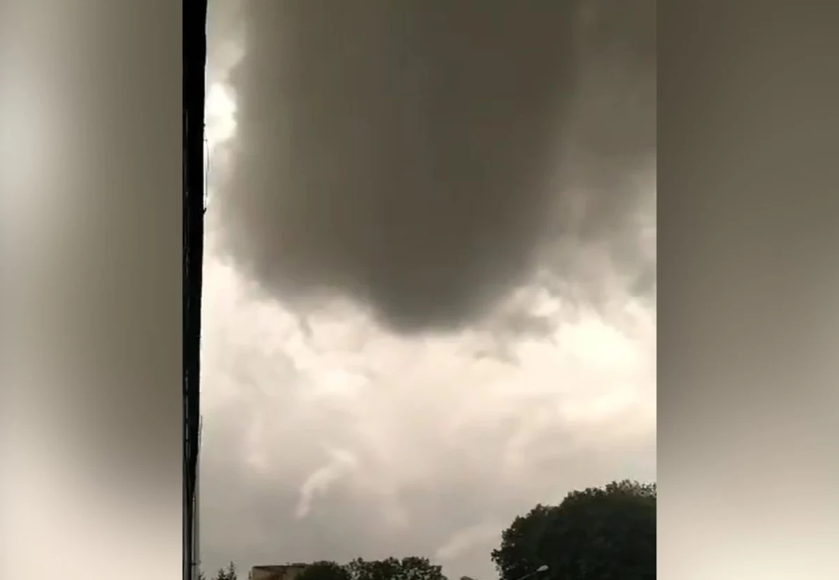 Gwałtowne burze i silne opady deszczu przechodziły we wtorek wieczorem w pasie od Dolnego Śląska, przez Opolszczyznę, Śląskie i Małopolskę. W Bielsku-Białej mieszańcy odnotowali zjawisko przypominające tworzenie się trąby powietrznej. Rządowe Centrum Bezpieczeństwa rozsyłało ostrzeżenia przed intensywnymi opadami i podtopieniami.