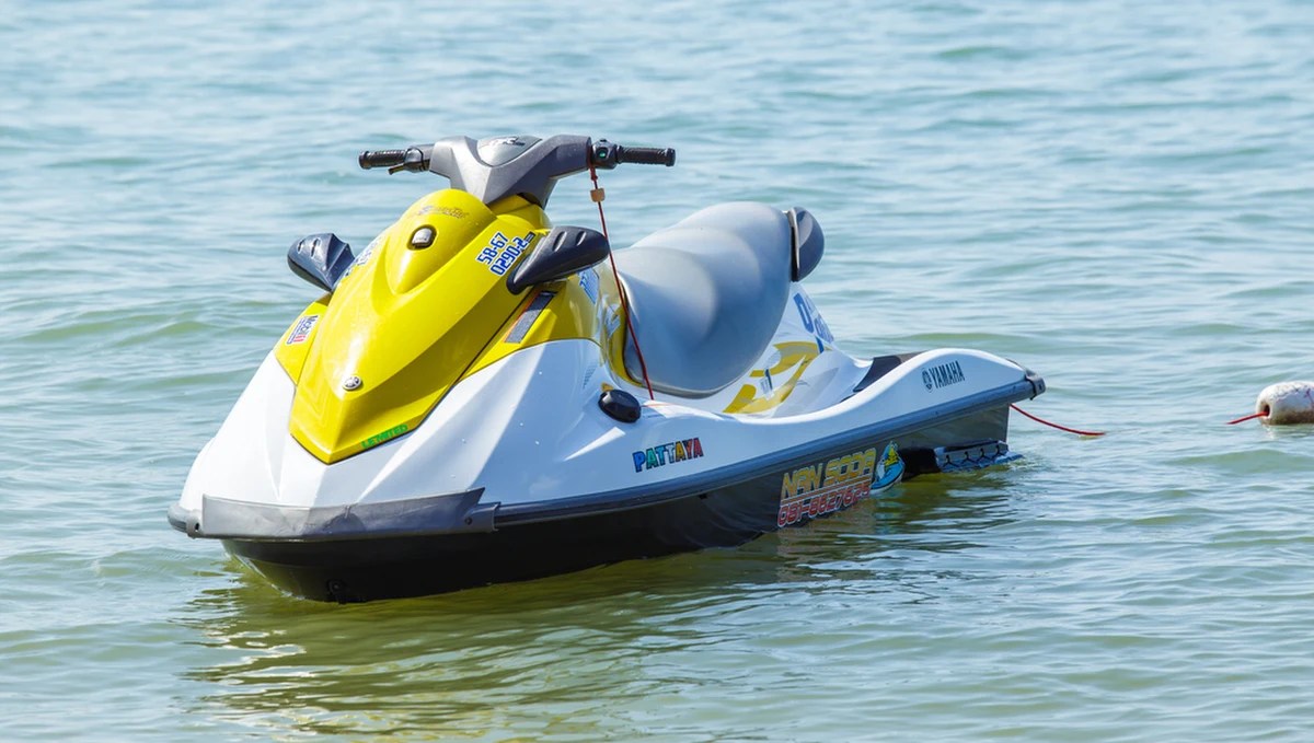 Portal stacji BBC poinformował, że chiński dysydent zbiegł do Korei Południowej na skuterze wodnym. Straż przybrzeżna oświadczyła, że mężczyzna pokonał trzystukilometrową trasę przez Morze Żółte, co określono jako "jedną z najbardziej ekstremalnych prób ucieczki, jakie widziano w dzisiejszych czasach".