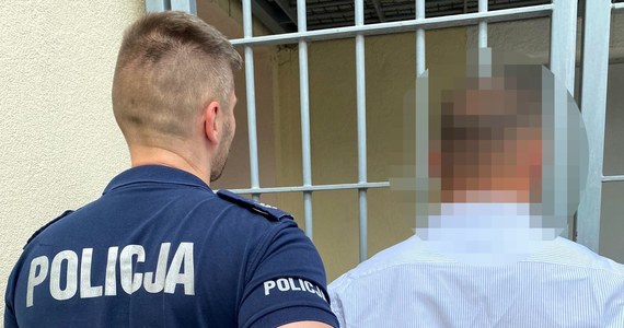 Napastnik siekierą zaatakował mieszkańca Tarczyna na stacji benzynowej. Sprawca oraz jego wspólnik zostali zatrzymani przez policjantów z tarczyńskiego komisariatu. Podejrzani trafili do aresztu na 3 miesiące.
