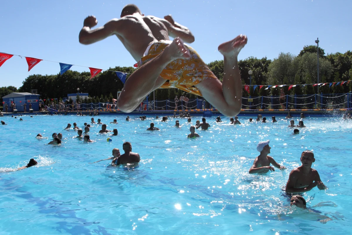 Piątek będzie ostatnim dniem funkcjonowania basenów letnich na "Chwiałce" w obecnym sezonie – poinformował rzecznik prasowy Poznańskich Ośrodków Sportu i Rekreacji Filip Borowiak. Pływalnia Kasprowicza będzie działała do niedzieli 3 września.