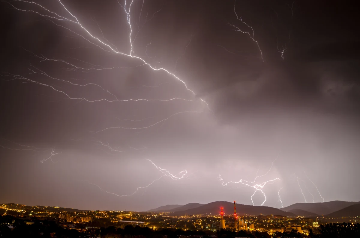 Siedem uszkodzonych dachów, a także połamane konary i powalone drzewa – to niektóre skutki burz, które we wtorek w godzinach wieczornych przeszły nad woj. śląskim. Do środowego poranka strażacy w regionie interweniowali 290 razy.