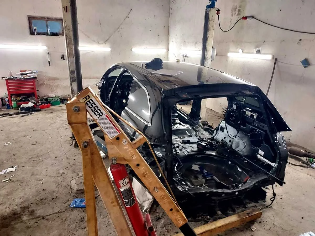 Do 10 lat więzienia grozi 12 członkom grupy przestępczej zatrzymanym przez policjantów z Poznania. Złodzieje kradli samochody w Niemczech, a następnie przewozili je do Polski i demontowali na części - poinformowała w środę PAP poznańska prokuratura.