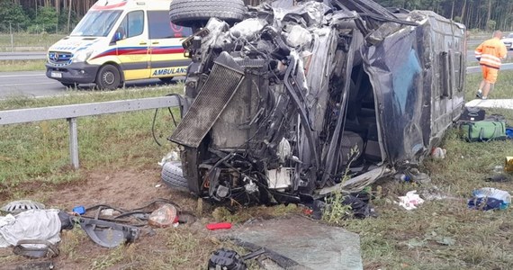 Pięć osób zostało rannych w wypadku w województwie mazowieckim. Bus, którym podróżowało 10 osób, po uderzeniu w ciężarówkę dachował na drodze ekspresowej S17 koło Garwolina.