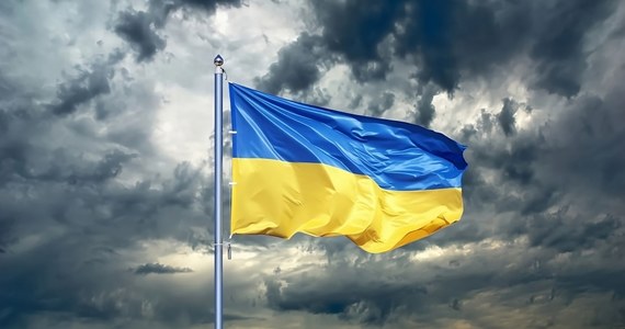 "Flaga Ukrainy to siła Ukraińców, źródło ich woli i niezłomności ducha" – oświadczył prezydent Wołodymyr Zełenski w środę w Dzień Flagi Państwowej, podczas ceremonii jej podniesienia.