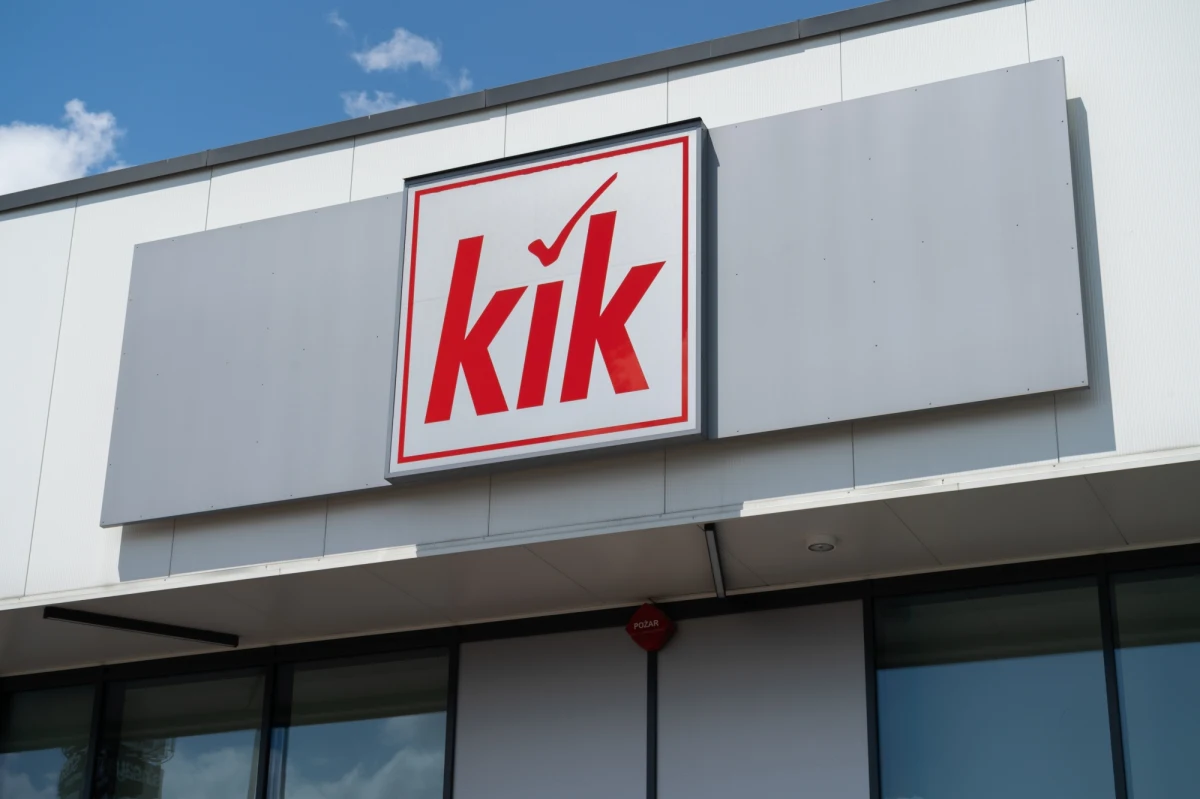 Sieć sklepów KiK wycofuje ze sprzedaży śpiworki dla niemowląt marki Ergee. Klienci, który już kupili produkt, powinni przestać go używać i oddać w najbliższym sklepie. "Zdecydowanie odradzamy dalszego użytkowania" - czytamy w komunikacie sklepu.