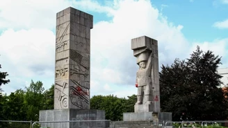 Antyrosyjski baner na olsztyńskim pomniku. Urząd miasta polecił go usunąć